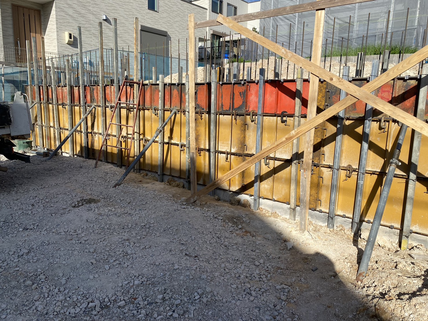 擁壁または土留め用の大型型枠が控え材で多数補強されて組み立てられている様子