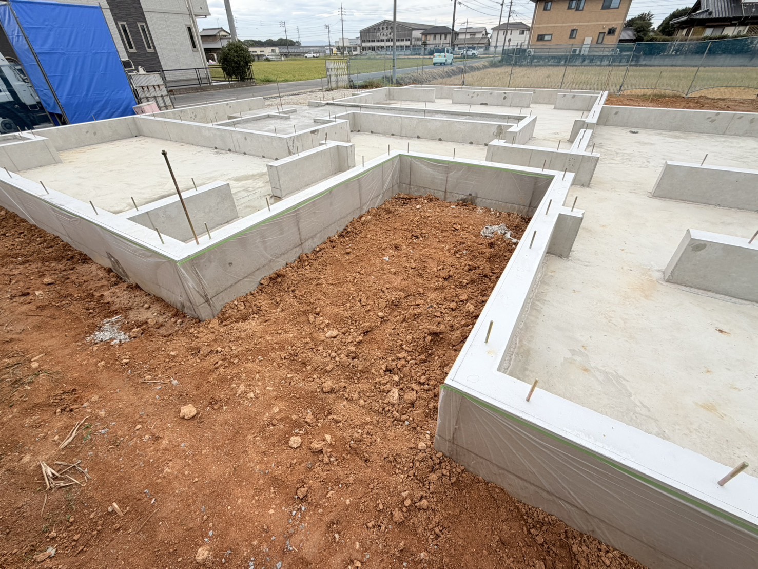 赤土の敷地に完成したベタ基礎の全景