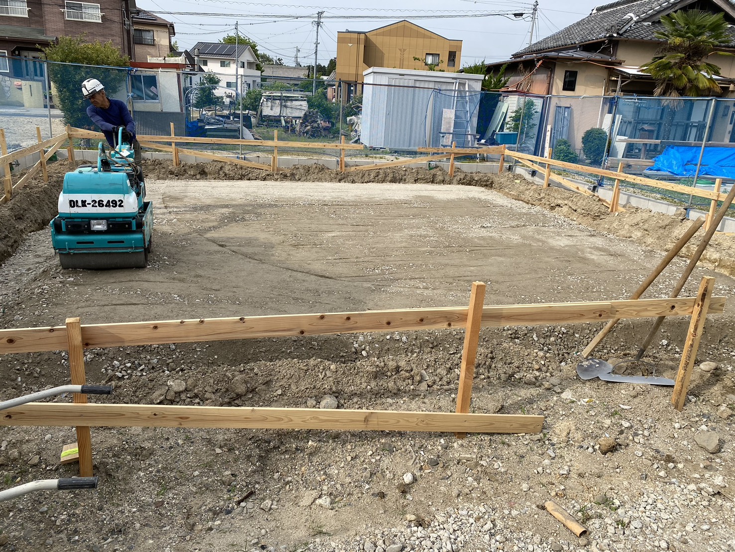 転圧機で地盤を均一に締め固めている状態