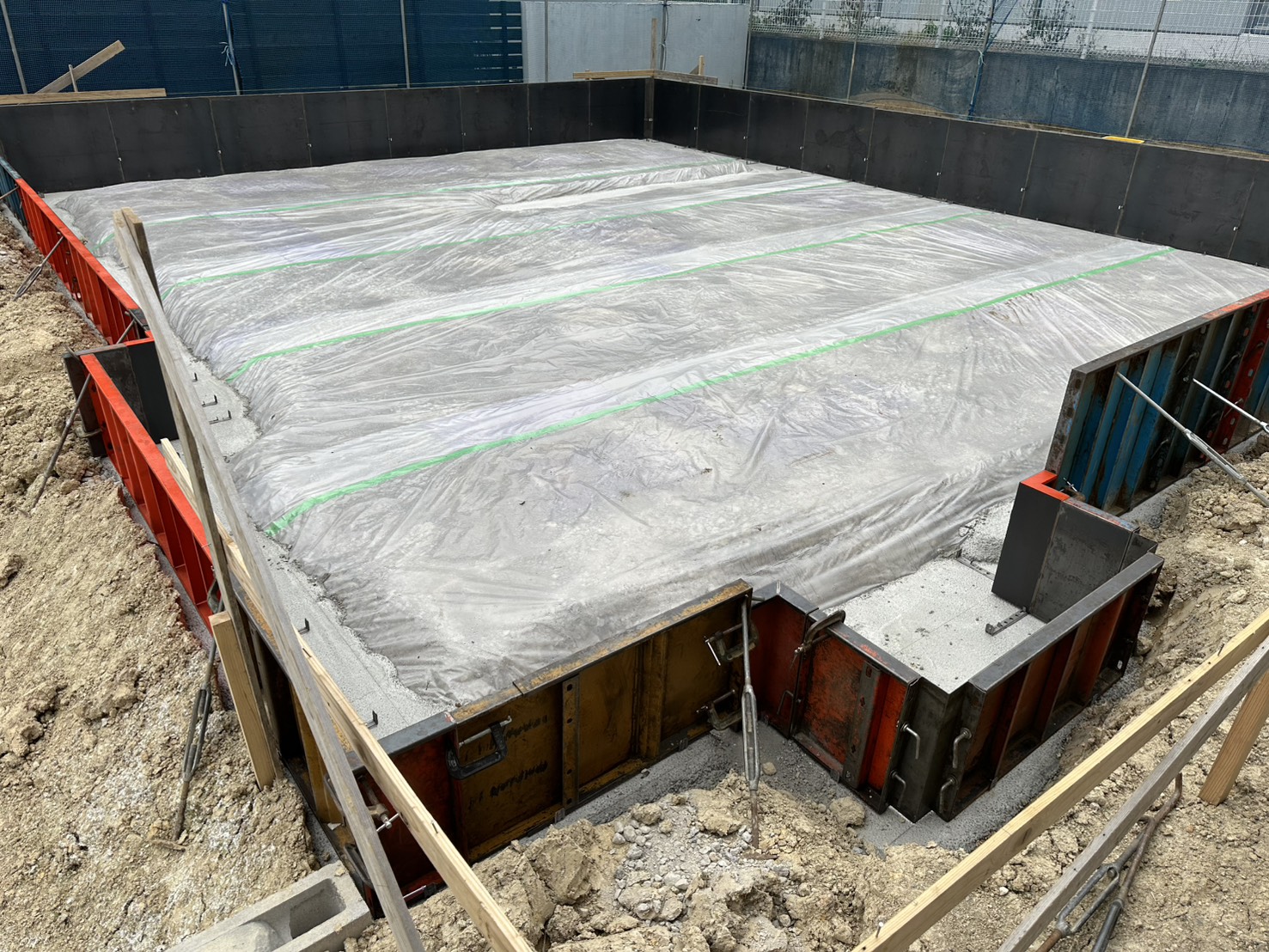 防湿シート敷設完了後の状態