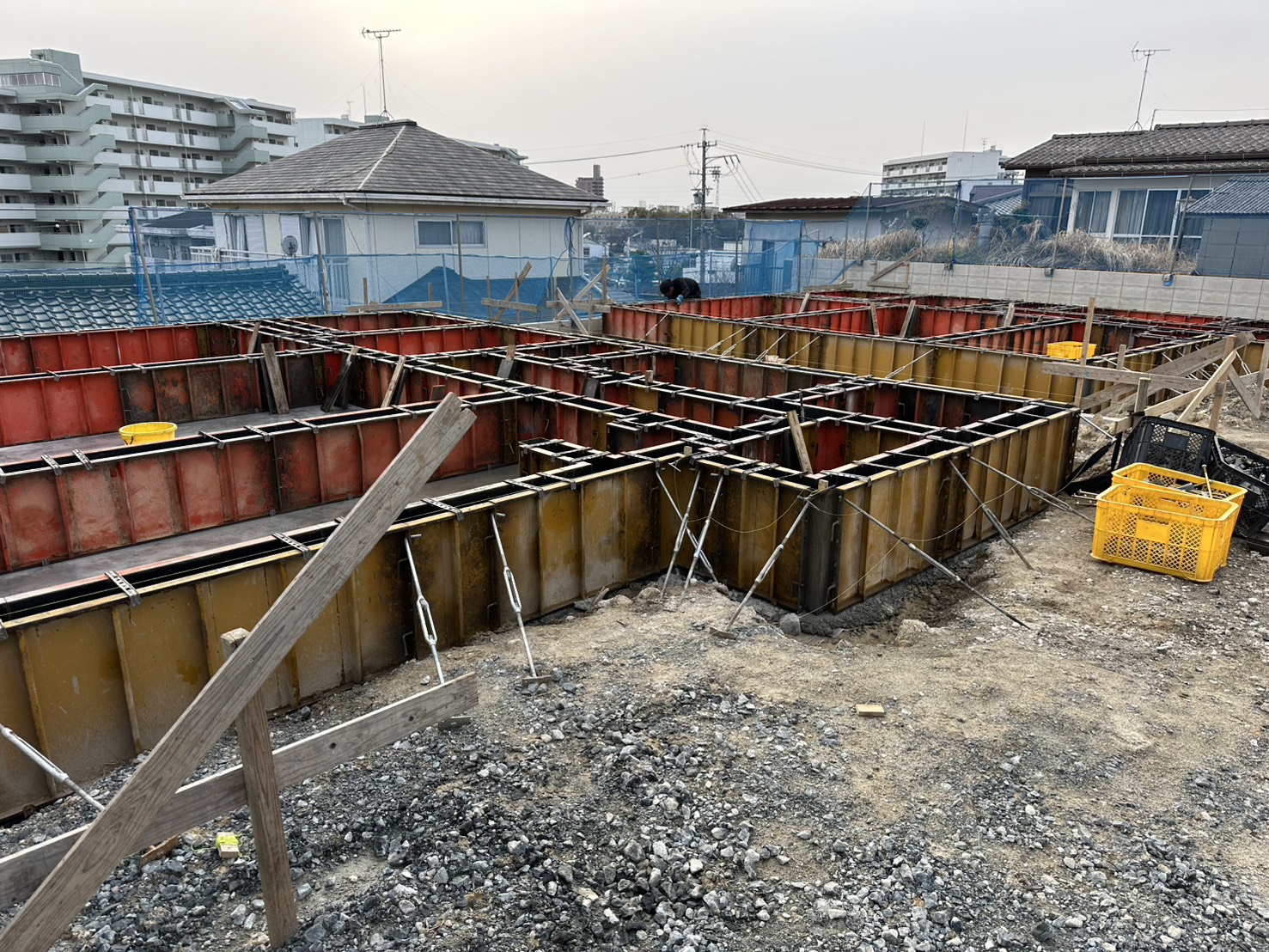 立ち上がり型枠が全周にわたって組み上がった現場全景