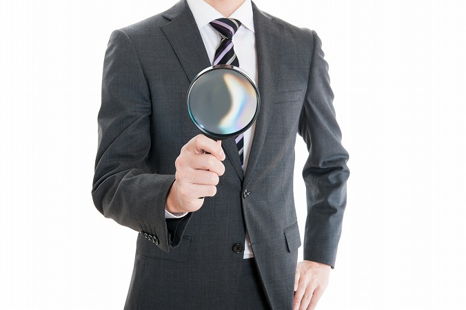 虫眼鏡を構える