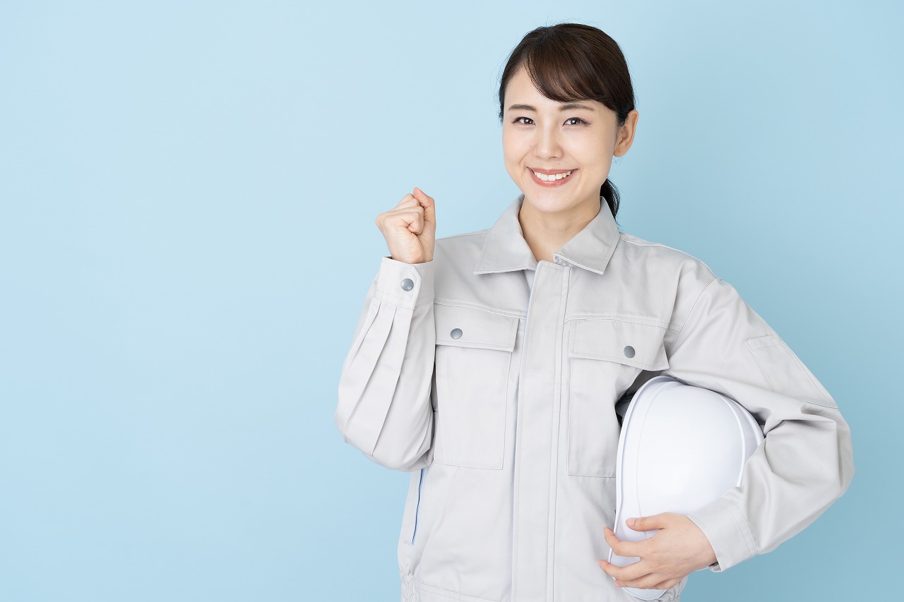 ガッツポーズをする女性作業員