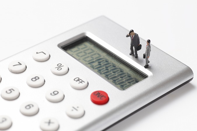 電卓とミニチュアの人間