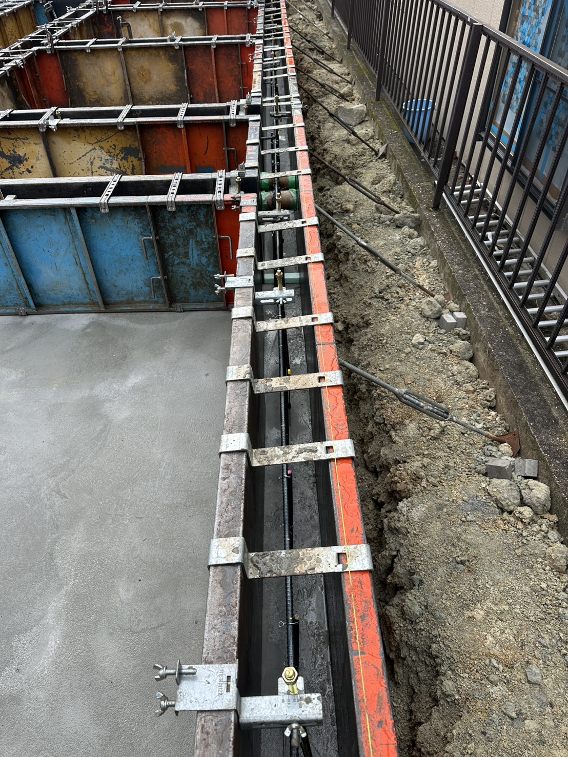 外周立ち上がり型枠がセパレーターで固定されて一列に整然と並んでいる様子