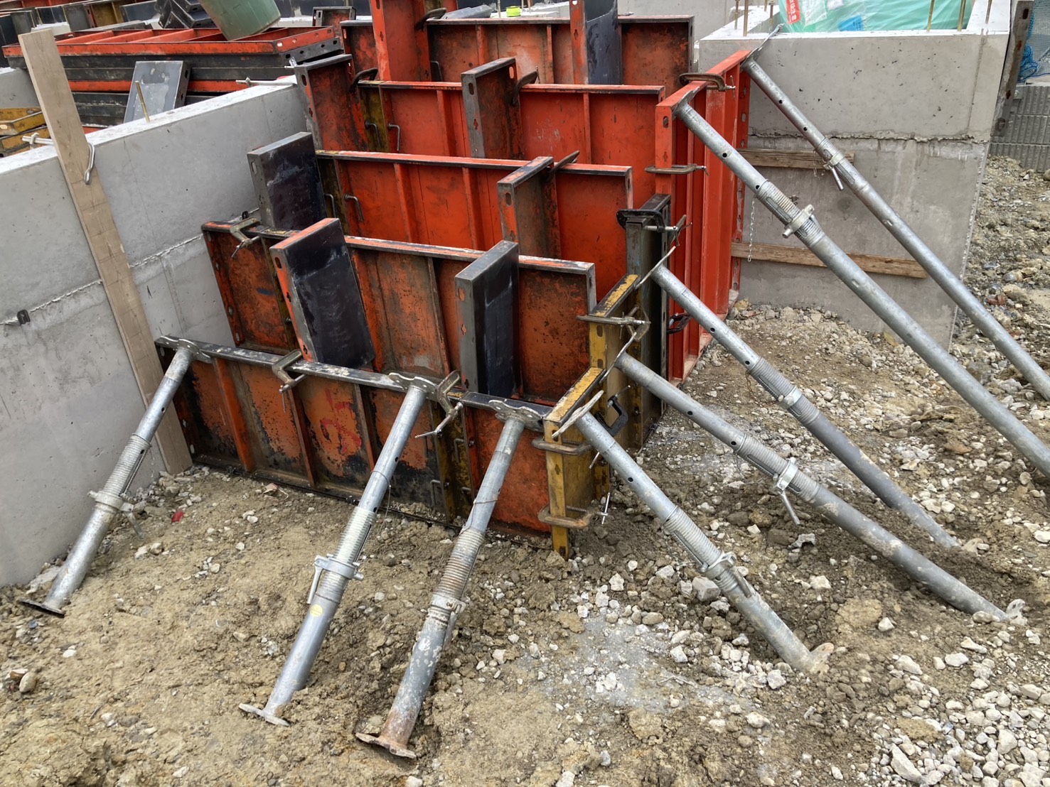 立ち上がり型枠のコーナー部と控えサポートの設置状況