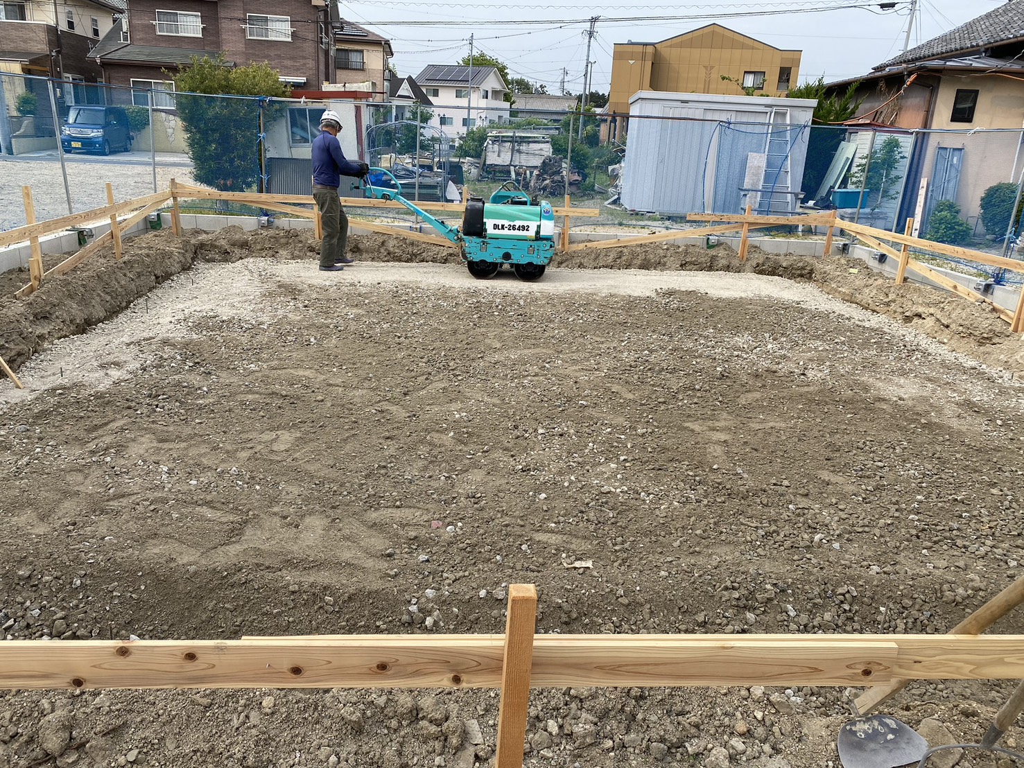 住宅基礎工事|砕石地業と転圧で強い地盤づくり