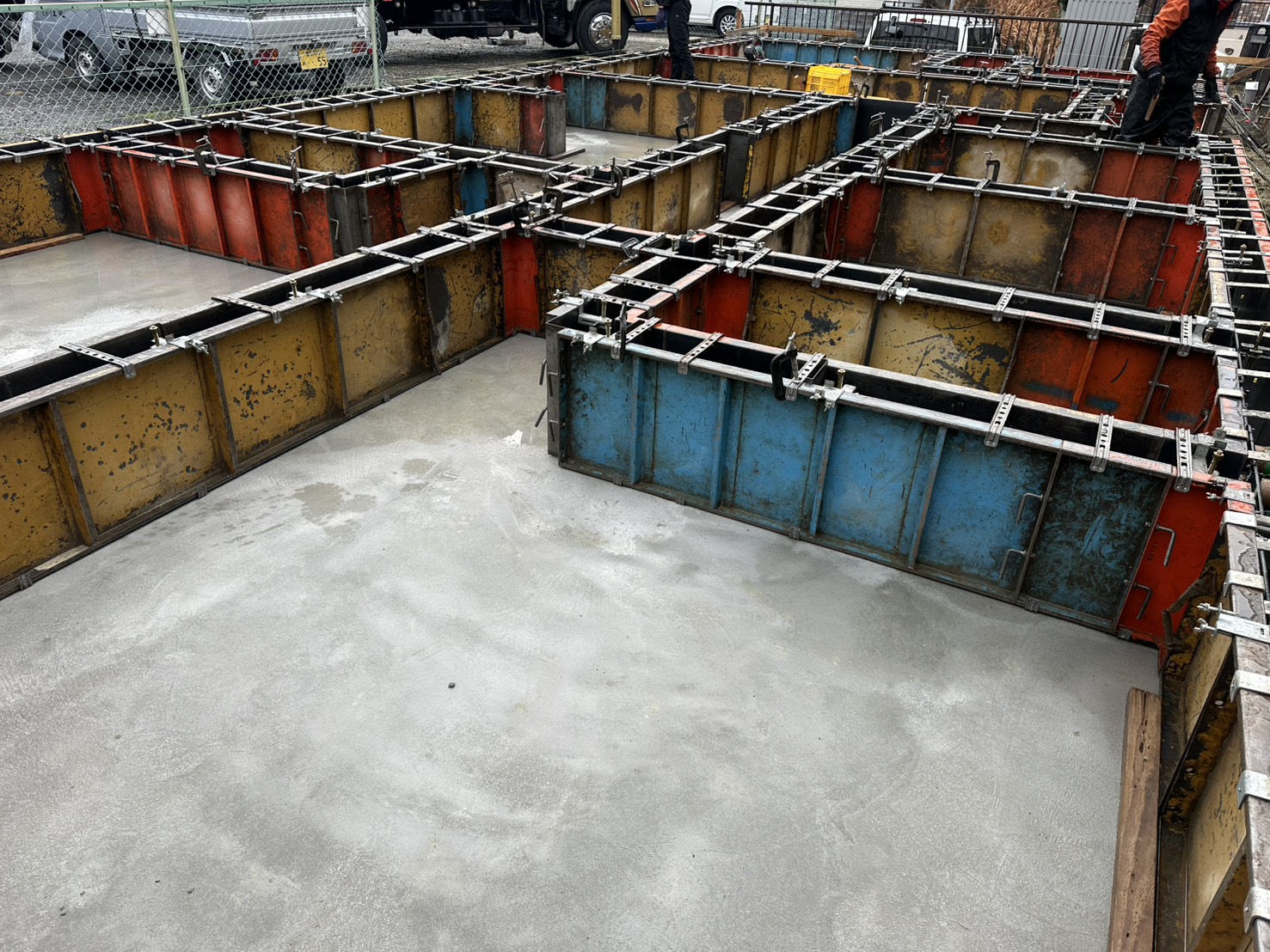 立ち上がり型枠とスラブ打設後の現場を近くから撮影した様子